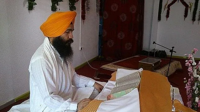 Gurpreet Singh lee el Gurú Grand Sahib