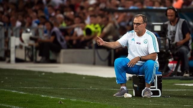 El «Loco» Bielsa la monta en Francia: dimite tras la primera jornada