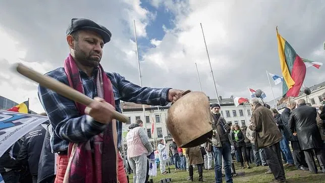 Granjeros protestan por el fin del sistema actual de cuotas lácteas en la Plaza de Luxemburgo