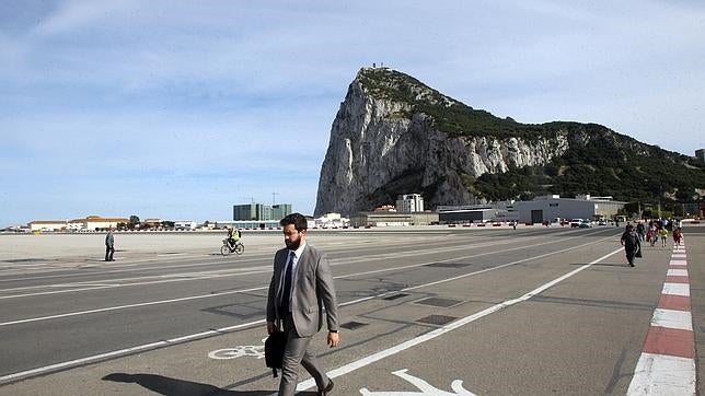 España rechaza la acusación del Reino Unido de entrar en sus aguas en Gibraltar