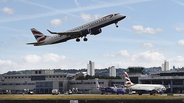 Un avión de la compañía British Airways despega del London City Airport
