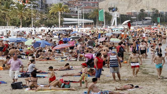 Imagen de este domingo de la Playa El Postiguet de Alicante