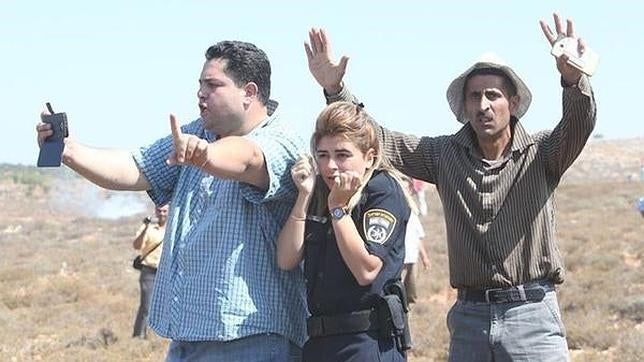 Los palestinos que protegieron a una policía israelí de pedradas acusados ahora de traidores