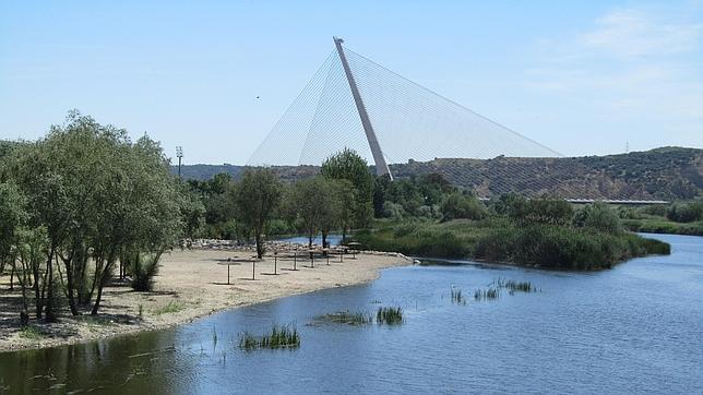 En breve abrirá la playa de los Arenales en Talavera pero el baño no estará autorizado