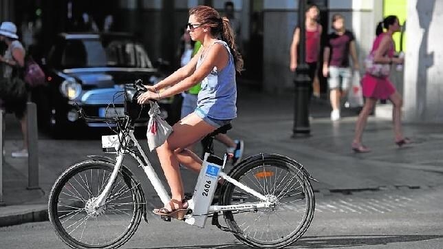 Una joven circula montada en una bicicleta del servicio público madrileño