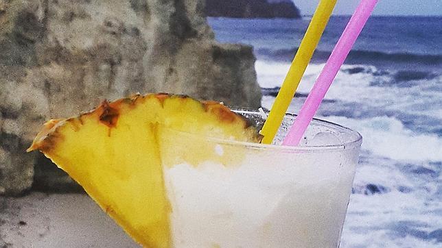 Piña colada al atardecer, en la Isleta