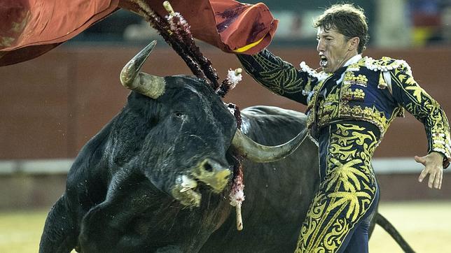 Escribano abre la puerta grande de Gijón con la corrida de La Quinta