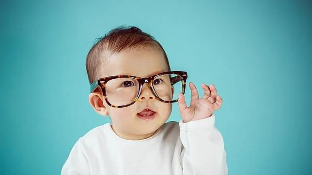 La increíble reacción de una niña al ponerse las gafas y poder ver a sus padres