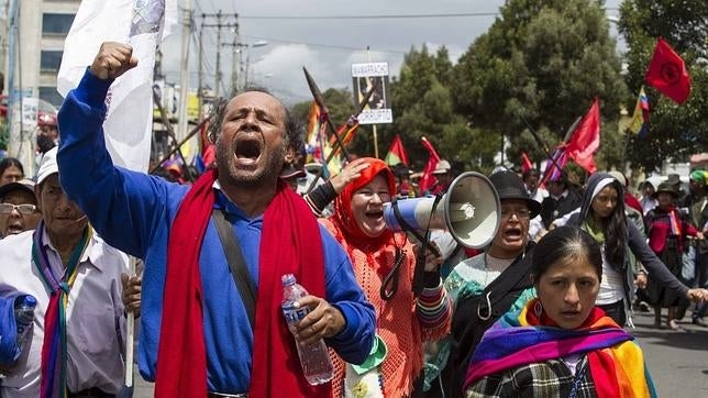 En Ecuador, los indígenas levantan lanzas, banderas y pancartas en protesta