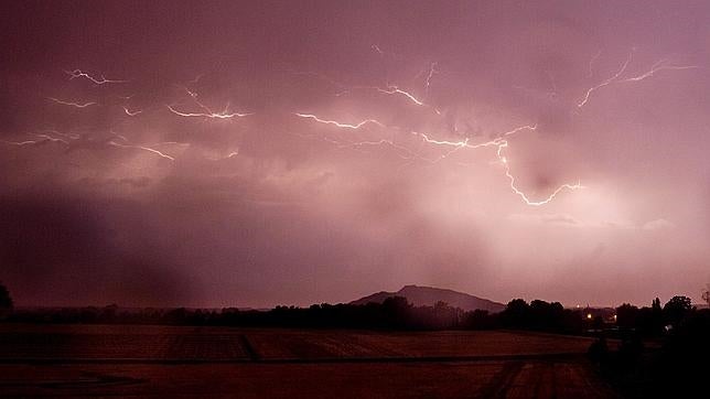 Martes «loco»: once provincias en alerta por calor y por tormentas