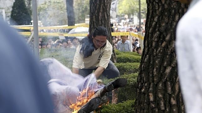 Un anciano surcoreano se prende fuego frente a la Embajada de Japón en una protesta