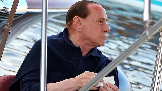 Berlusconi sufre un corte en la cabeza durante sus vacaciones en Saint Tropez