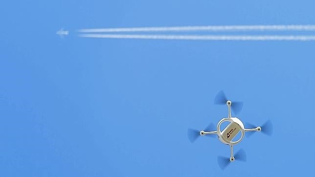 Un dron del servicio suizo de Correos en plena acción