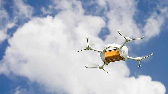 Un dron sobrevuela los cielos de Suiza con un paquete