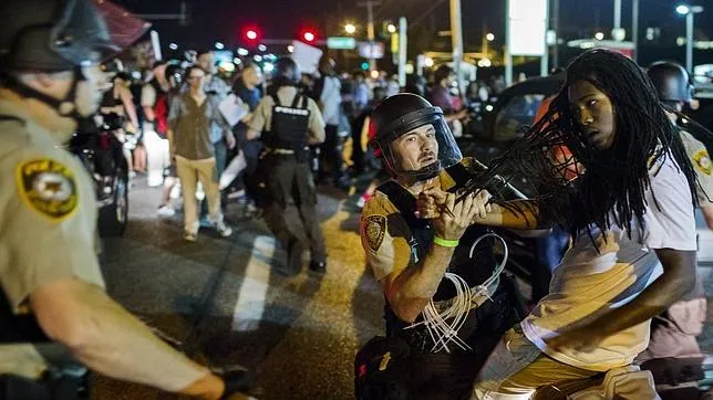 La Policía se enfrenta a un manifestante en Ferguson