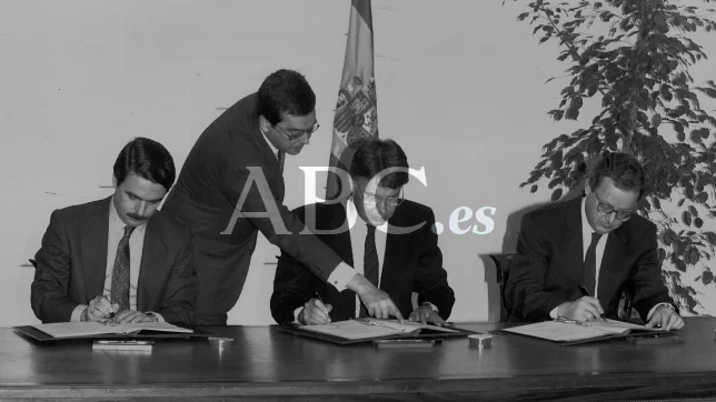 Firma de los pactos autónomicos de 1992