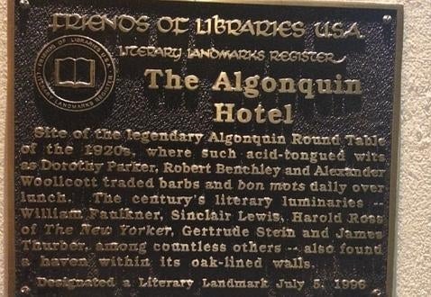 Placa en la entrada del Algonquín