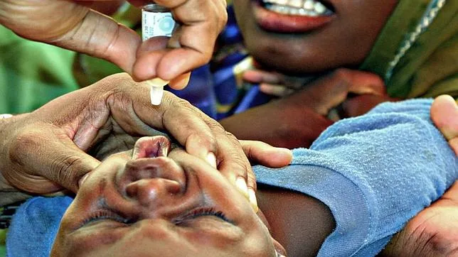 Un niño recibe una vacuna contra la polio en Nigeria, África