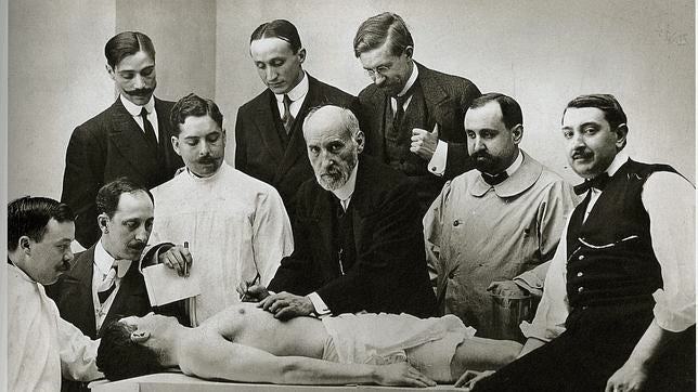 Clase de disección de Ramón y Cajal junto a los doctores de su cátedra