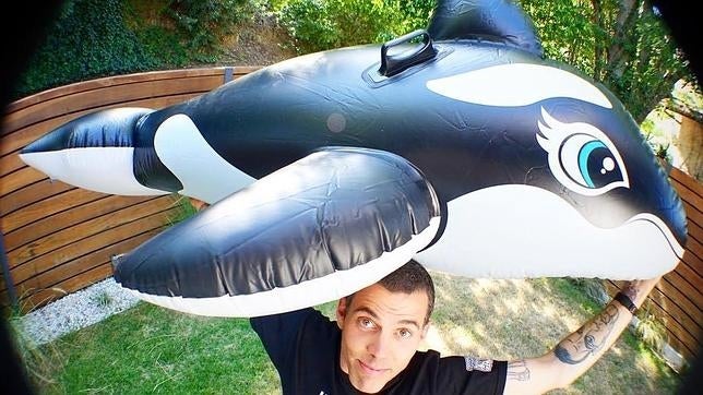 Steve-O, de «Jackass», detenido por trepar una grúa de construcción con una orca de plástico