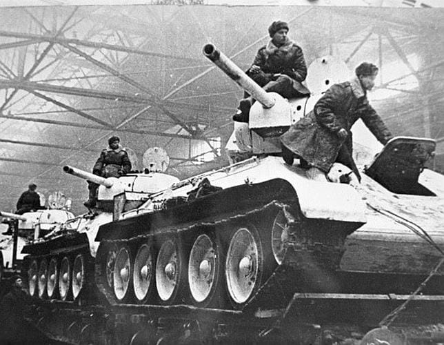 Carros de combate (modelo T-34) se preparan para ir al frente. El modelo es similar al utilizado por la rusa
