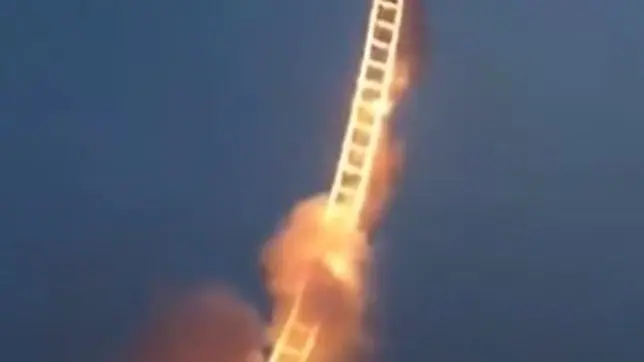 La escalera de fuegos artificiales que sube hasta el cielo