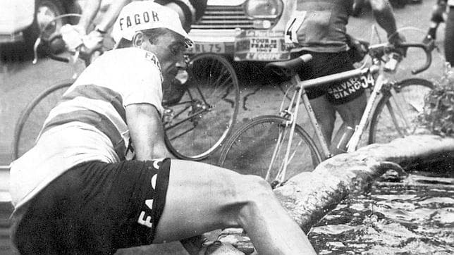 El mallorquín Jaime Alomar se refresca en una fuente durante la 12ª etapa de la edición de 1967, desarrollada entre Digne-les-Bains y Marsella
