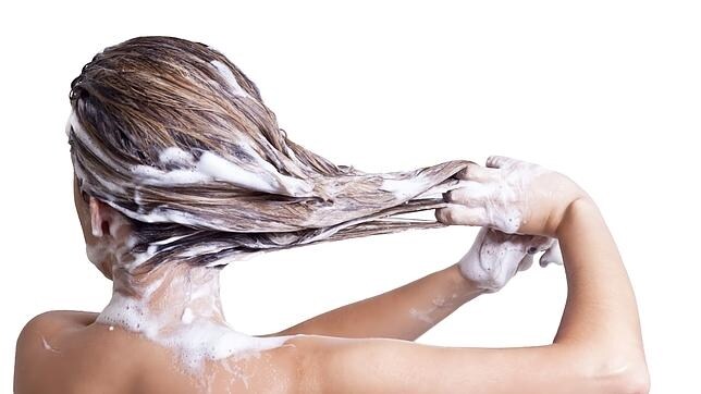 Una mujer lava su cabello