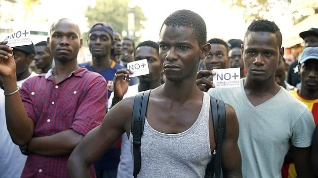 Un testigo asegura que la policía «forcejeó» con el ciudadano senegalés que murió tras caerse por el balcón en Salou