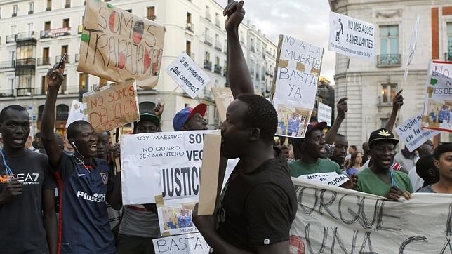 Ciudadanos senegales, manifestándose en Madrid por la muerte de su compatriota Mor Sylla