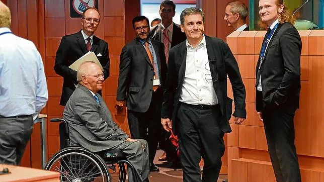 El ministro de Finanzas heleno,Tsakalotos, pasa por delante del alemán Wolfgang Schäuble