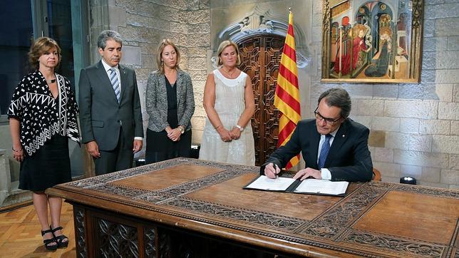 Artur Mas firma el decreto de convocatoria de las elecciones autonómicas del 27 de septiembre