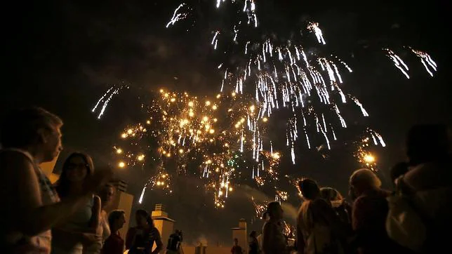 Cientos de artificios pirotécnicos vistieron el cielo de Elche, durante la tradicional Nit de l'Albà