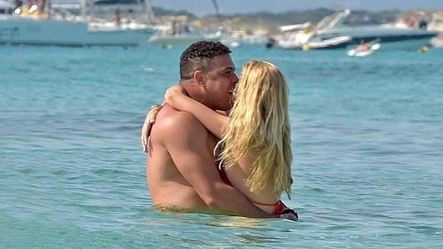 Ronaldo Nazário, de vacaciones con la modelo Celina Lock en Formentera