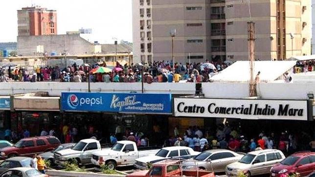 En Venezuela hay colas hasta en el techo de los supermercados