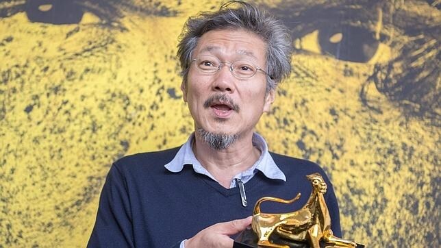 El director surcoreano Hong Sang-soo posa con su Leopardo de Oro, como ganador del Festival de Cine de Locarno