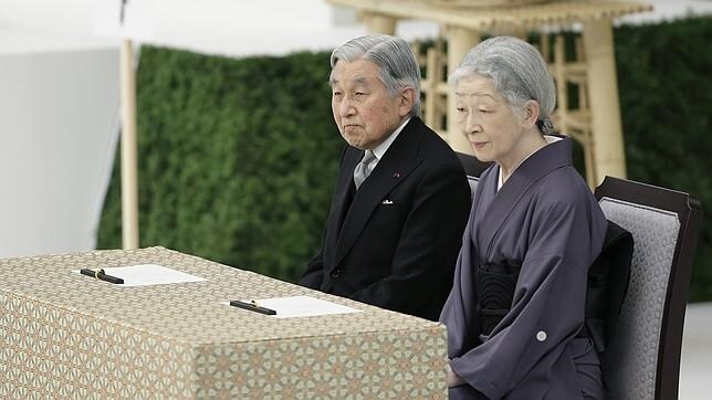 El emperador japonés Akihito y la emperatriz Michiko en la ceremonia conmemorativa en el Nippon Budokan Hall de Tokio, Japón