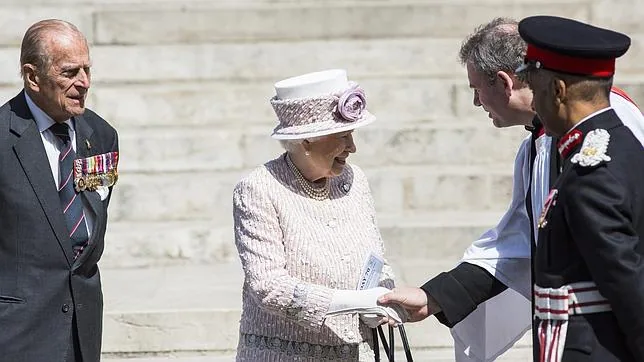 La reina Isabel II y su esposo, el duque de Edimburgo, tras salir de la ceremonia solemne
