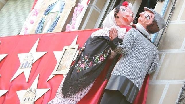 Balcón decorado con motivo de las fiestas de La Paloma