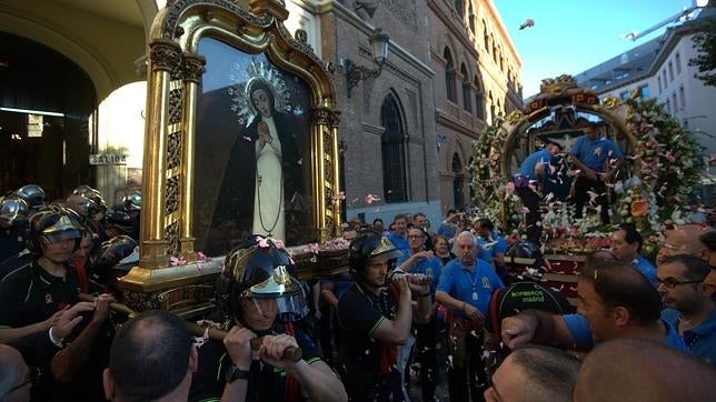 Los Bomberos pasean el lienzo de la Virgen