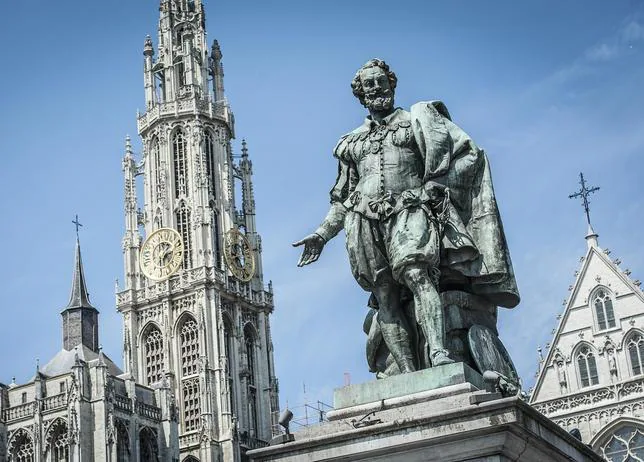 Estatua de Rubens en la Groenplaats con la catedral al fondo