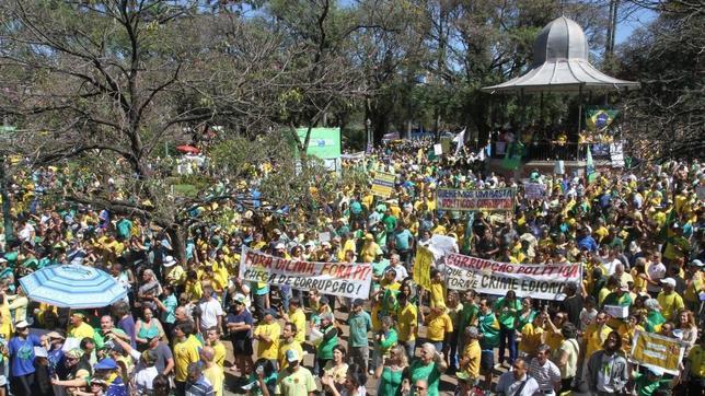 Cientos de miles de brasileños piden en la calle la dimisión de Dilma Rousseff