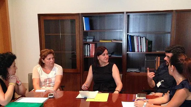 María José Catalá este lunes, en la reunión con representantes de los docentes afectados por la vuelta a la baremación