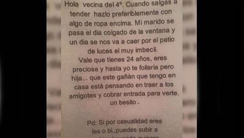 El curioso mensaje de una vecina a la joven «sexy» que se pasea desnuda en su patio