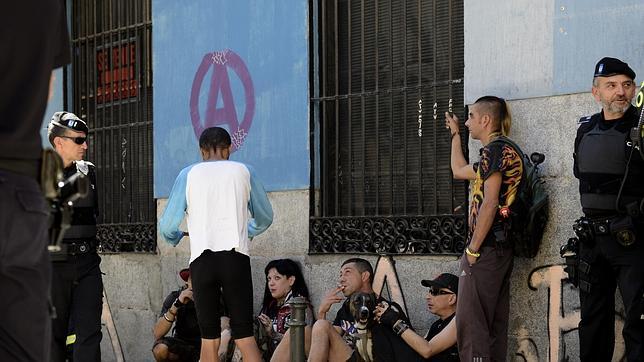 Drogas, chinches y «okupas», el día a día de Lavapiés