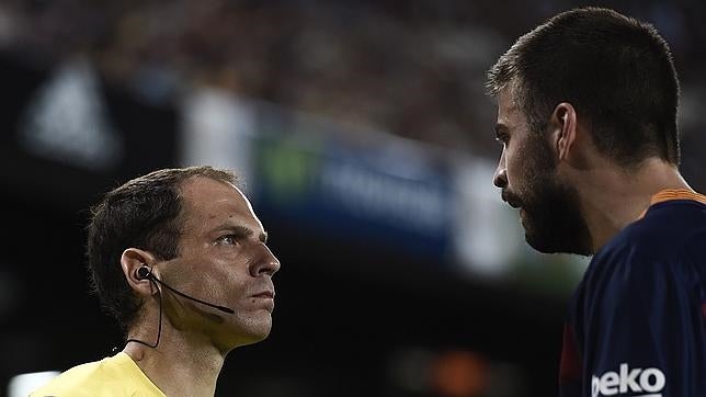 Piqué, encarado con el asistente de Velasco Carballo