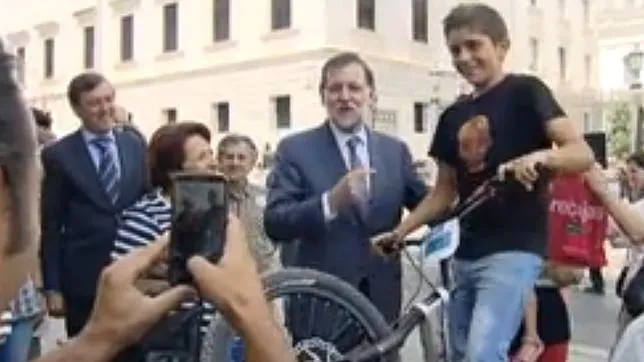 Mariano Rajoy, de «selfies» a las puertas del Congreso