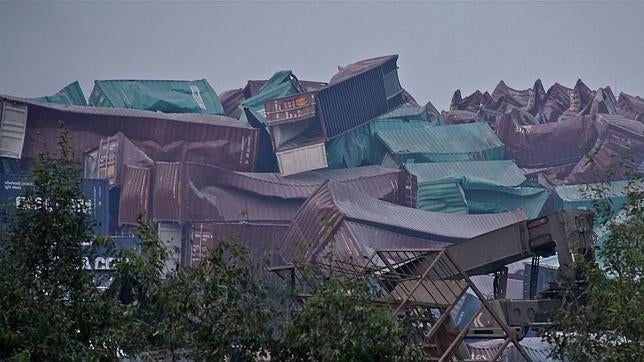 La lluvia amenaza con disolver 700 toneladas de cianuro en Tianjin