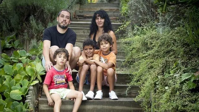 Didi, en el centro de la imagen, junto a su familia de acogida madrileña