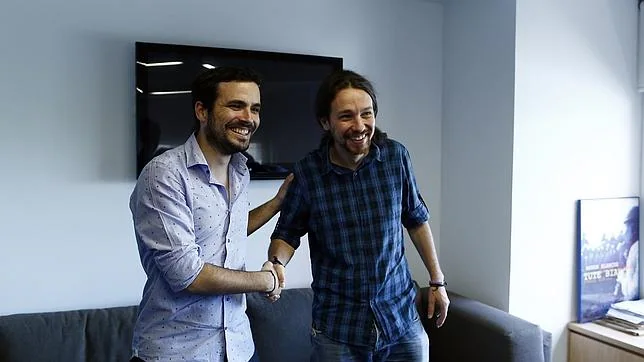 Alberto Garzón y Pablo Iglesias posan sonrientes